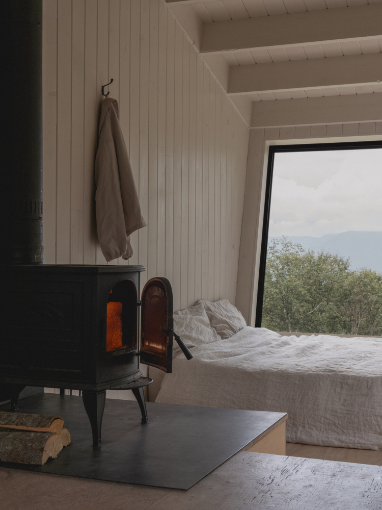 Unutrašnjost spavaće sobe sa predivnim pogledom na okolnu šumu